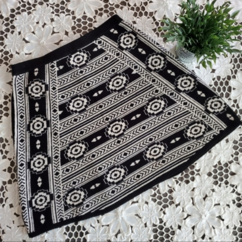 New Pink Rose Black and White A-Line Skirt Knit For Fall Size XS Tagged Aritzia